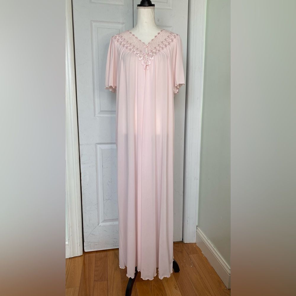 Vintage 80s/90s Soft Pink Flowy & Large Shadow Line Robe